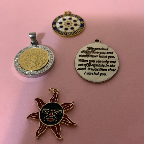 Four assorted pendants - Picture 7 of 7